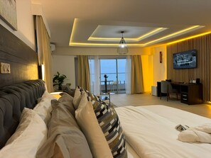 Superior Studio Suite, Pool Access, Ocean View | Laptop workspace, bed sheets