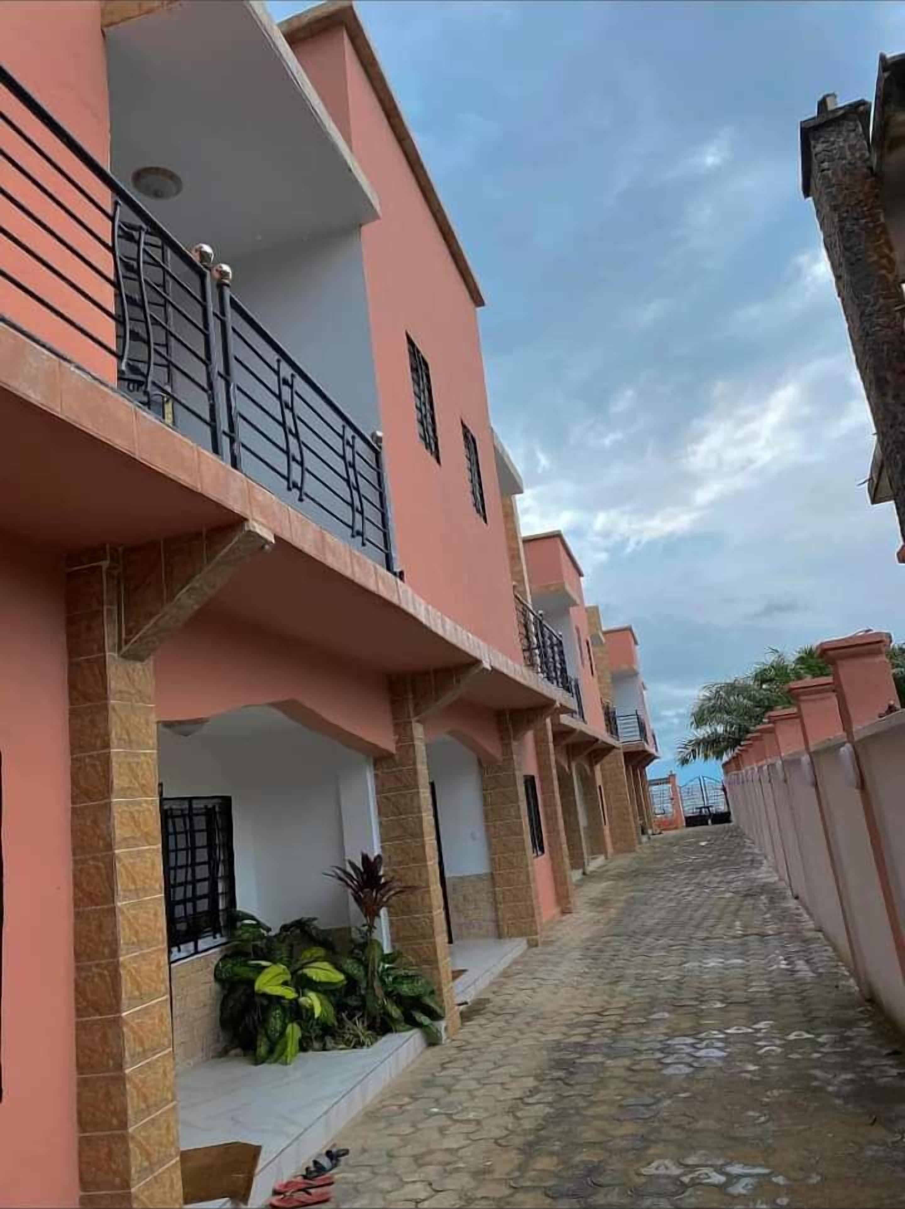 Comfort appartement, 2 slaapkamers, aan het strand | Woonruimte | Een 32-inch flatscreentelevisie met satellietzenders