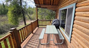 Outdoor dining - Charming Log Cabin near Yellowstone (Island Park)
