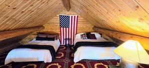3 bedrooms, iron/ironing board, travel cot, free WiFi - Charming Log Cabin near Yellowstone (Island Park)