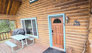 Outdoor dining - Charming Log Cabin near Yellowstone (Island Park)