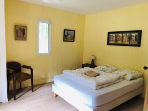 2 bedrooms, travel cot, WiFi, bed sheets