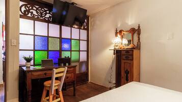 2 bedrooms, desk, iron/ironing board, WiFi