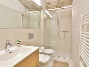 Secadora de cabello, toallas, jabón, papel de baño