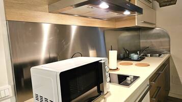 KĂŒhlschrank, Mikrowelle, Herdplatte, GeschirrspĂŒler