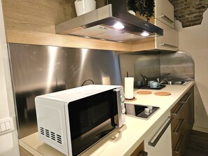 Kylskåp, mikrovågsugn, spishäll och diskmaskin