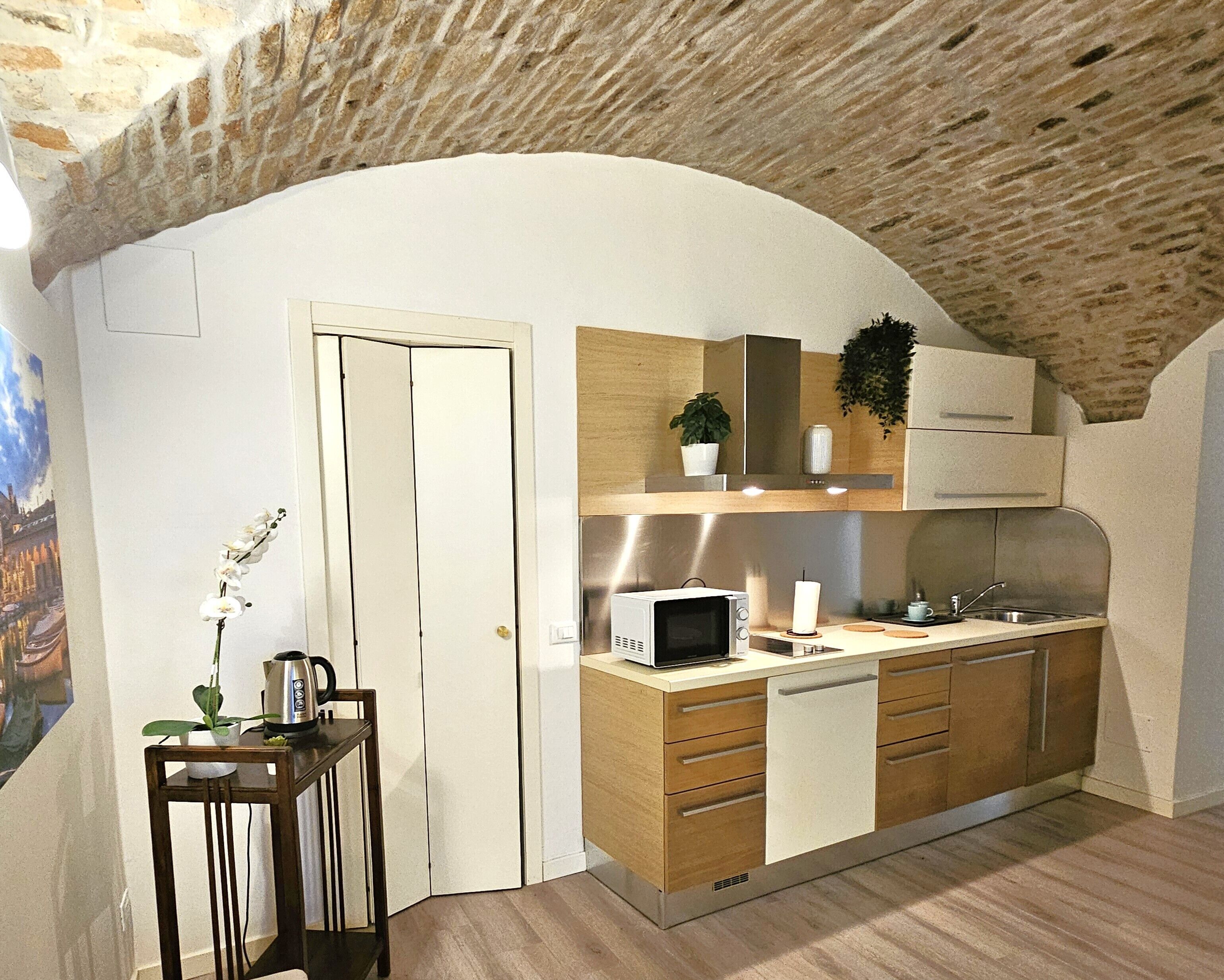 Kühlschrank, Mikrowelle, Herdplatte, Geschirrspüler