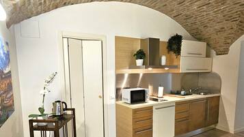 Réfrigérateur, micro-ondes, plaque de cuisson, lave-vaisselle