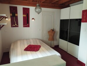 2 quartos, ferros/tábuas de passar roupa, Wi-Fi, roupa de cama