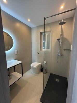 Douche, articles de toilette écologiques, serviettes fournies, savon