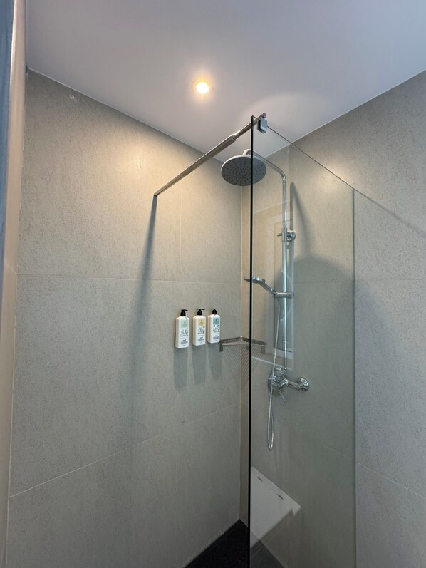 Douche, articles de toilette écologiques, serviettes fournies, savon