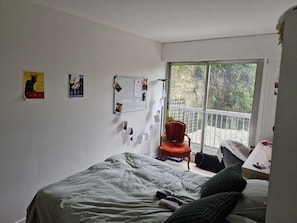 3 slaapkamers, een strijkplank/strijkijzer, wifi, beddengoed