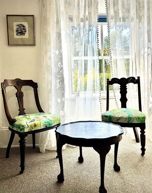 Lyxigt dubbelrum - utsikt mot innergården | Sängtillbehör av högsta kvalitet, individuell inredning och unika möbler