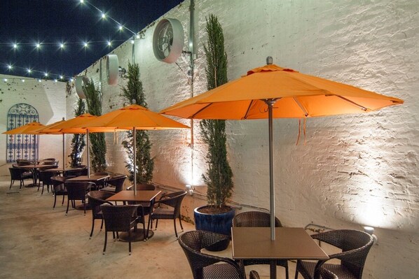 Outdoor dining - Tchoup House Two - Historic Shotgun In Uptown New Orleans (New Orleans)