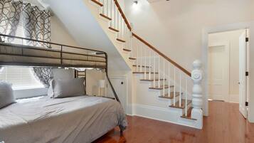 4 habitaciones, tabla de planchar con plancha, wifi y ropa de cama