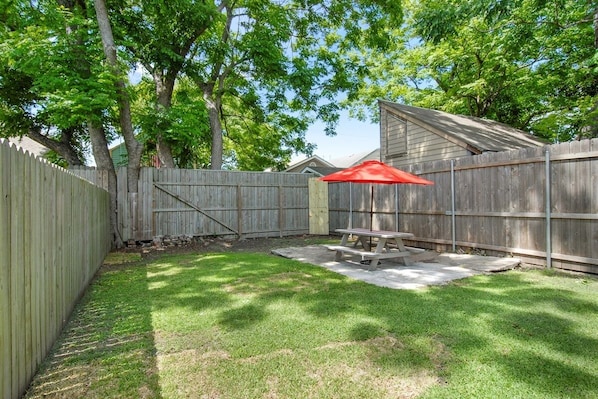 Outdoor dining - Tchoup House Two - Historic Shotgun In Uptown New Orleans (New Orleans)