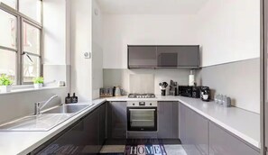 Frigorífico, microondas, horno y placa de cocina