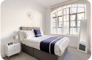 2 bedrooms, desk, iron/ironing board, travel crib - Luxury 2 Bedroom Apartment in the heart of London (London)