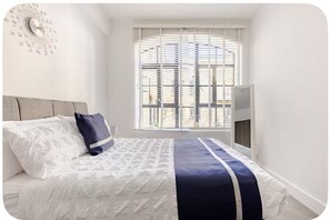 2 dormitorios, escritorio, tabla de planchar con plancha y cuna de viaje