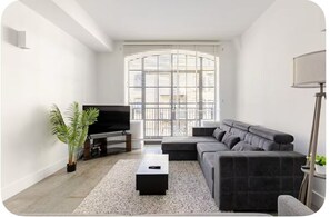 Una Smart TV, libros