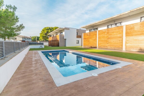 Villa | Pool | Outdoor pool - Villa in Spain Near Riells Beach & Cala Montgo (L'Escala)