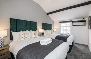 House, 4 Bedrooms | Iron/ironing board, free WiFi