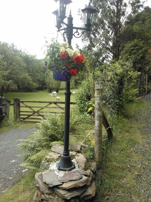 Cottage | Property grounds - Sleep 4-5 Family Cottage - Petok, Parking,gameroom (Dolgellau)
