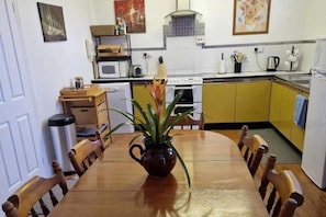 Cottage | Private kitchen | Fridge, microwave, oven, stovetop - Sleep 4-5 Family Cottage - Petok, Parking,gameroom (Dolgellau)