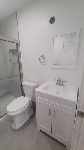 Haartrockner, Handtücher, Seife, Toilettenpapier