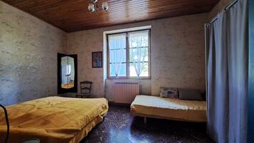 3 slaapkamers, een bureau, een strijkplank/strijkijzer, wifi