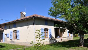A two-story house with a tiled roof and blue shutters. - Typical Tarn et Garonne farmhouse, ideal for a large family. (Canals)