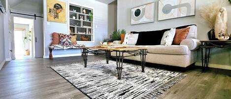 Smart TV, caminetto, stampante