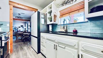 Frigorífic, microones, forn i placa de cuina