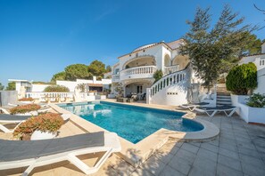 Villa | Piscina | Una piscina cubierta, una piscina al aire libre