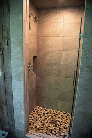 Serviettes fournies, savon, papier toilette