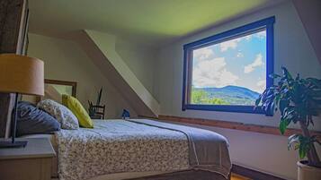 2 bedrooms, iron/ironing board, travel cot, WiFi