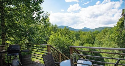 Charming 2-bedroom farmhouse in beautiful Moretown with AMAZING views!