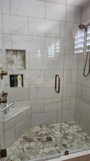 Ducha, secador de pelo, toallas y jabón