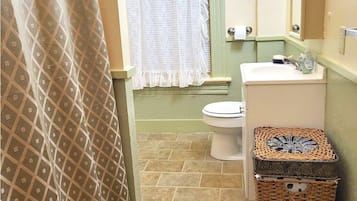 Hiustenkuivaaja, pyyhkeet, saippua, vessapaperi