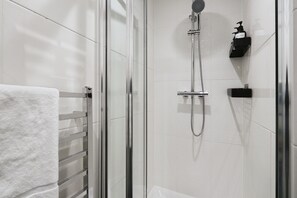 Dusche, umweltfreundliche Kosmetikartikel, Haartrockner, Handtücher