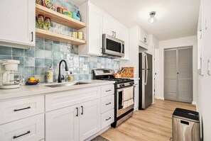 Réfrigérateur, four à micro-ondes, un four, surface de cuisson