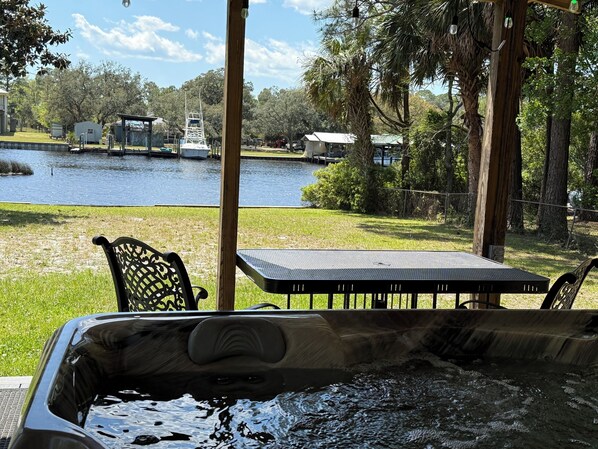 Outdoor spa tub - Serene Home on Perdido Bay-Hot Tub (Pensacola)