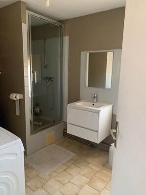 Chuveiro, secador de cabelo, toalhas de banho 