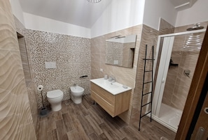 Haartrockner, Bidet, Handtücher, Seife