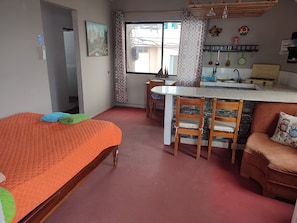 6 bedrooms, desk, WiFi, bed sheets
