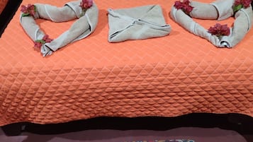 6 bedrooms, WiFi, bed sheets