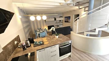 KĂŒhlschrank, Mikrowelle, Ofen, Herdplatte