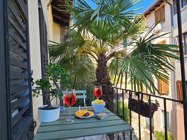 Outdoor dining - Bright House in old town Desenzano private park (Desenzano del Garda)