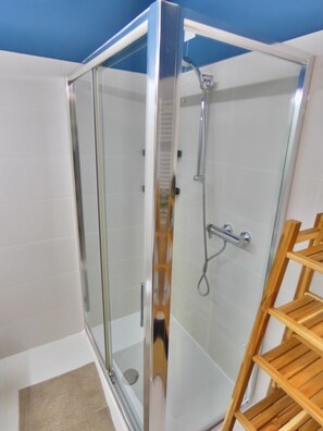 Haartrockner, Bidet, Handtücher, Seife
