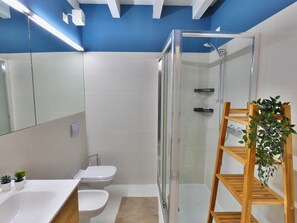 Een haardroger, een bidet, handdoeken, zeep